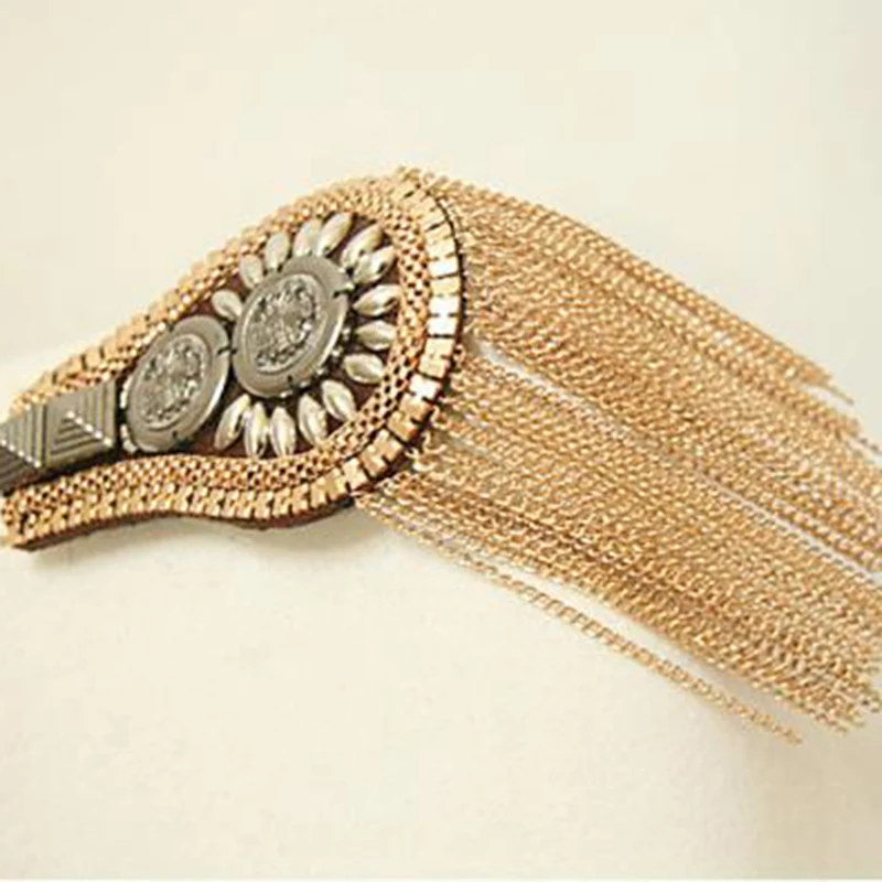 Broche combinado con traje formal