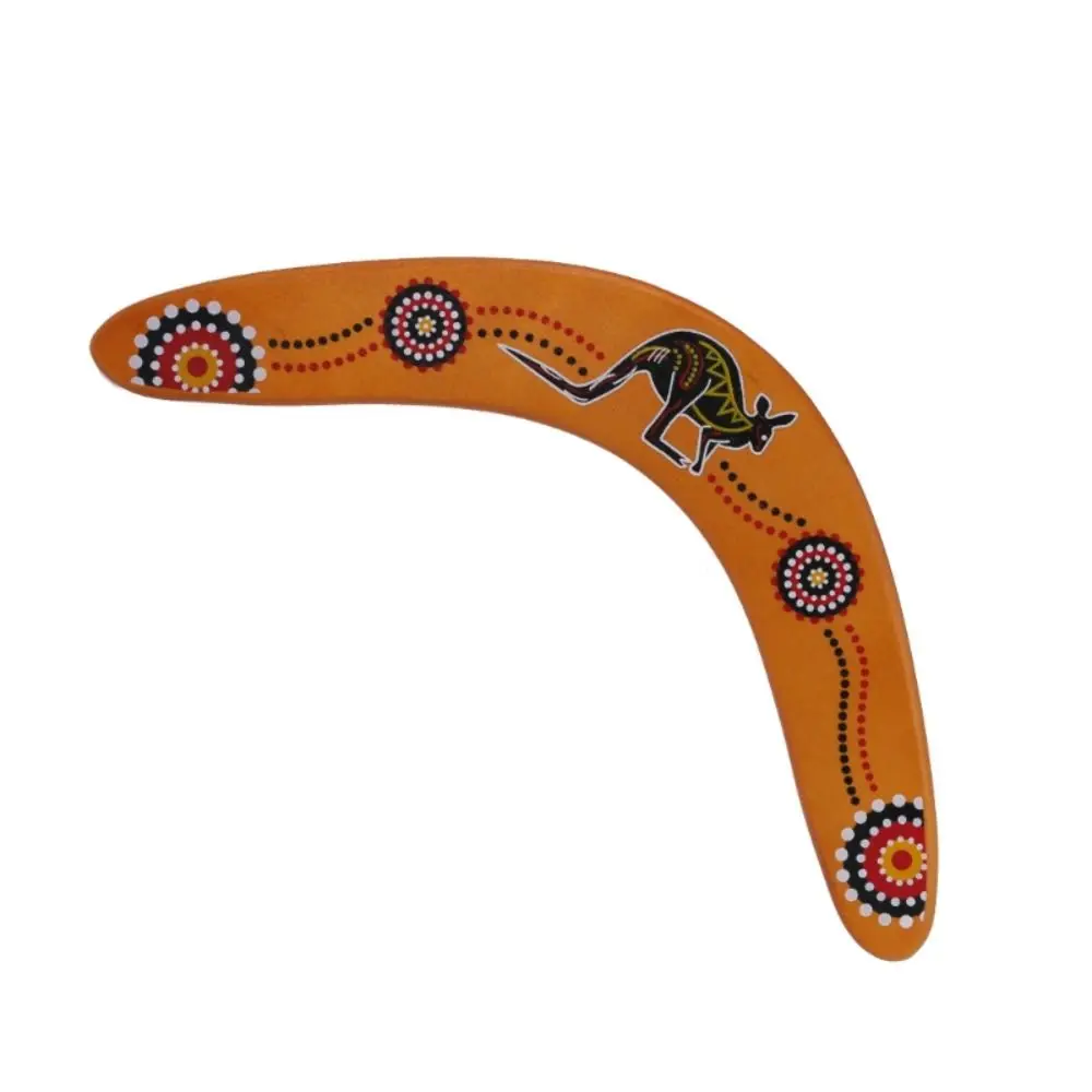 Boomerang marrón de madera en posición de vuelo