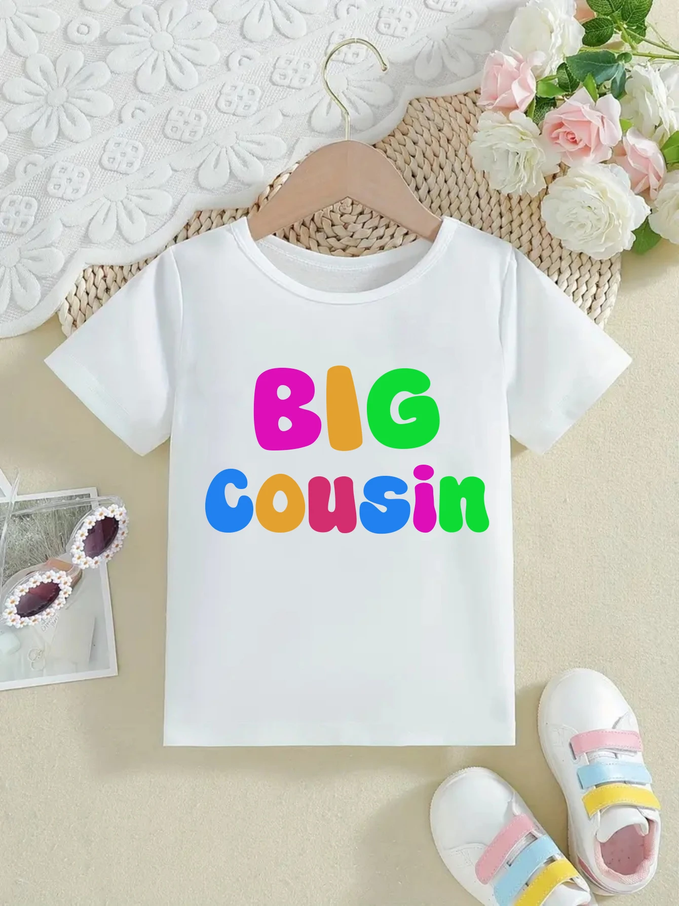 Rainbow Big Cousin camiseta niña con estampado de letras arcoíris - imagen 2