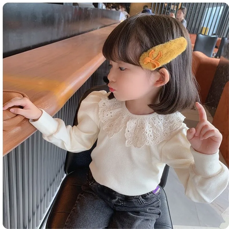 Detalle del encaje en la blusa infantil