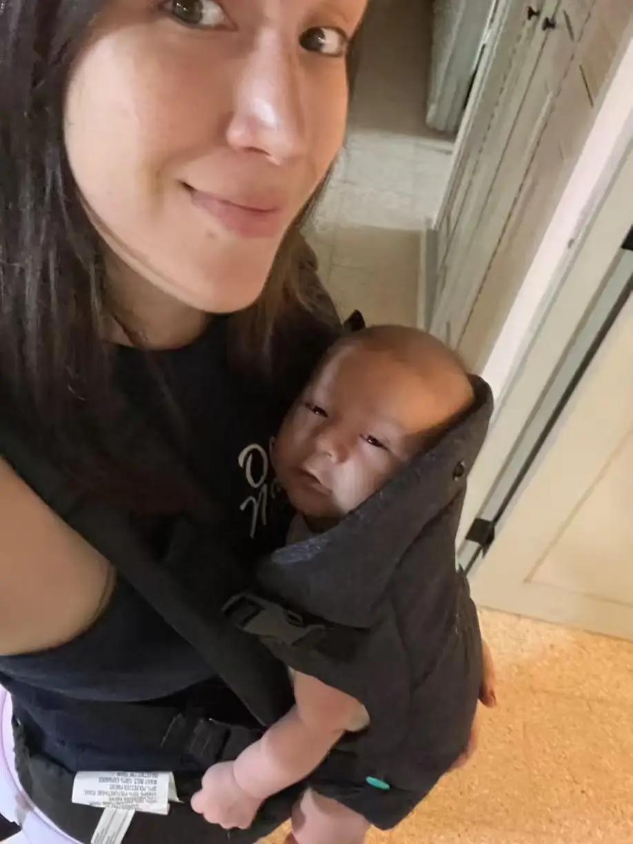 Portabebés configurado como mochila frontal