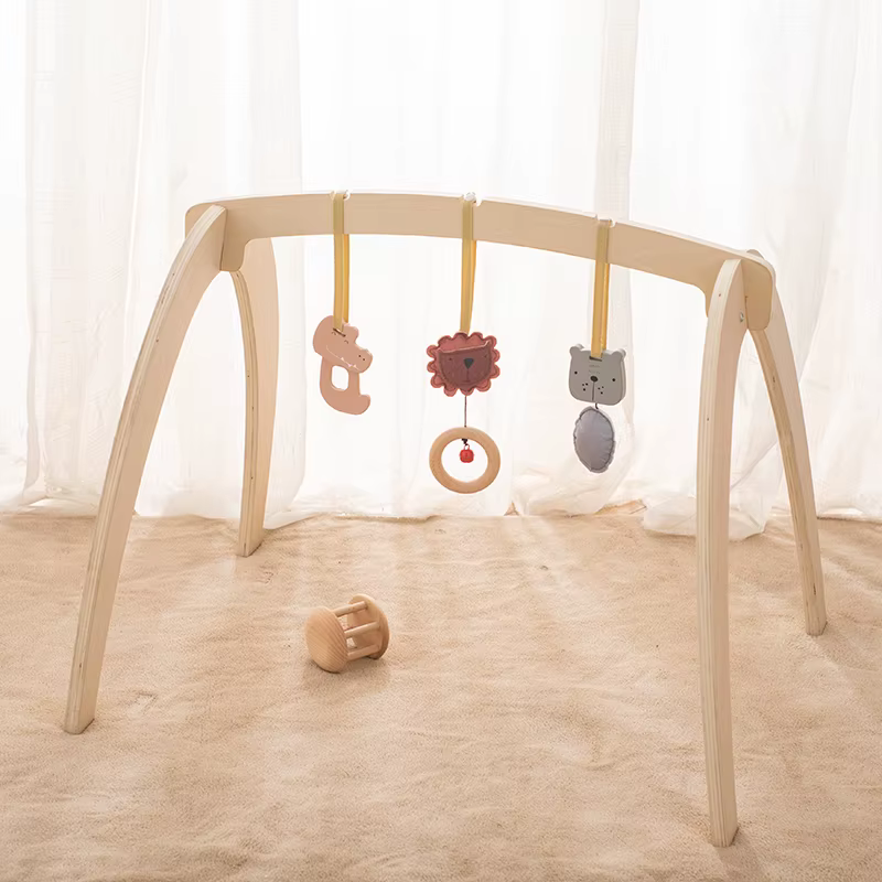 Gimnasio bebé de madera con actividades colgantes - imagen 2