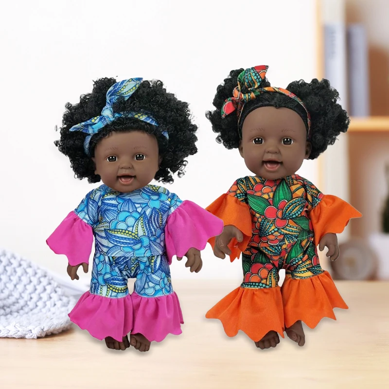 Muñeca afroamericana realista de vinilo con ropa y pelo rizado - imagen 3