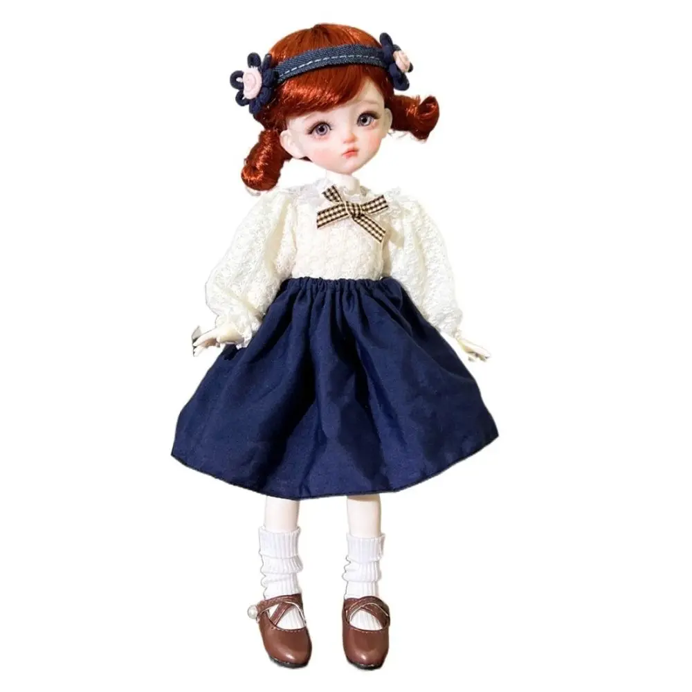 Niña jugando con muñeca vestida con atuendo vintage