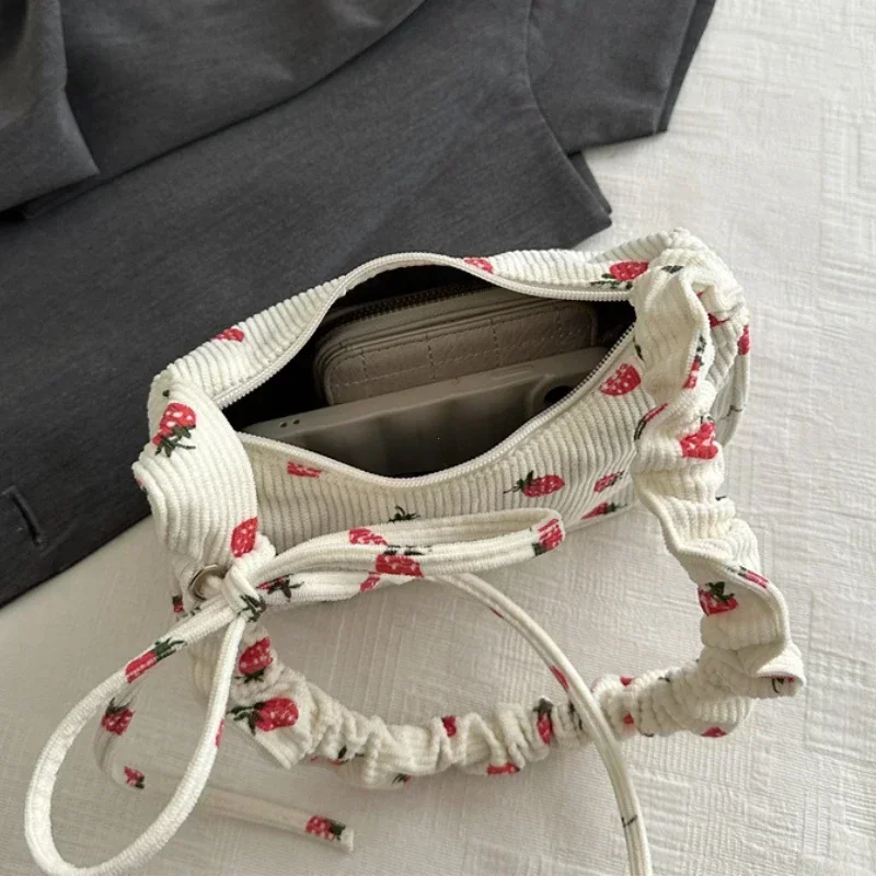 Bolso bandolera de pana con fresa y media luna estilo mini