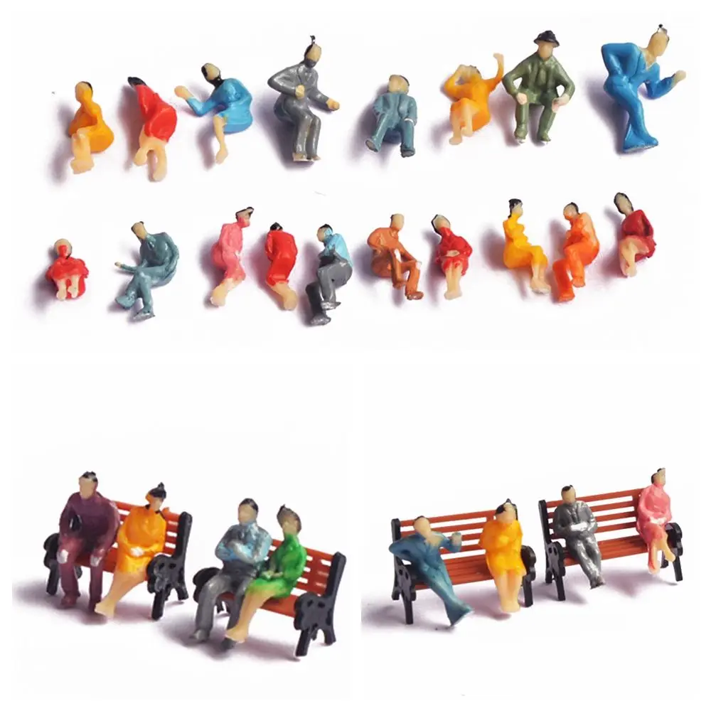 Figuras de pasajeros sentados en diferentes colores