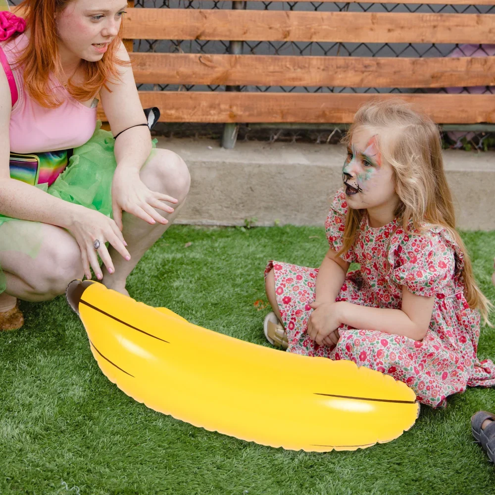 Juguete inflable de plátano en entorno de fiesta
