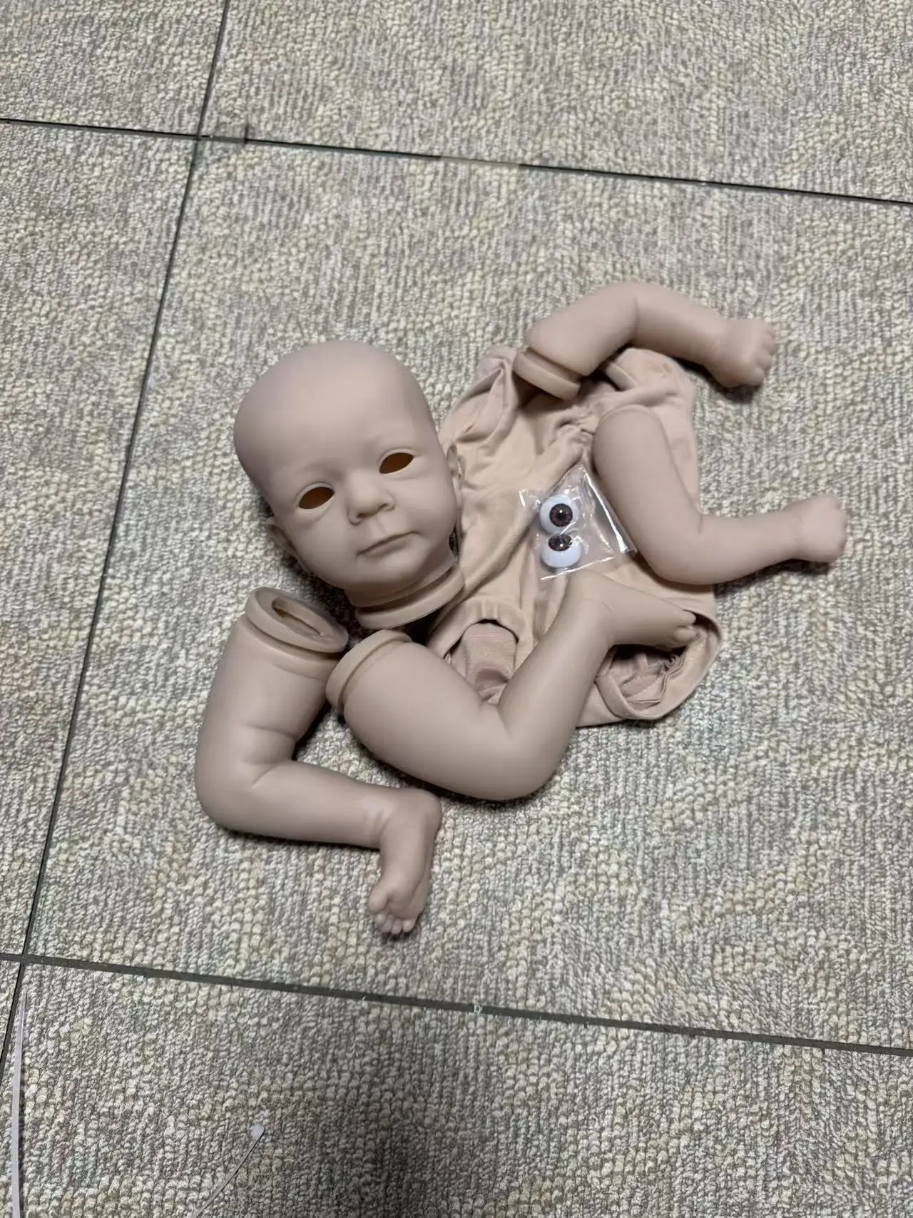 Muñeca reborn Felicia sin pintar con cuerpo y ojos - imagen 2