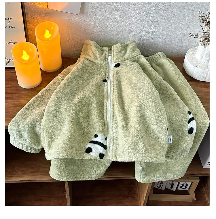 Trajes cálidos de moda para niñas y niños