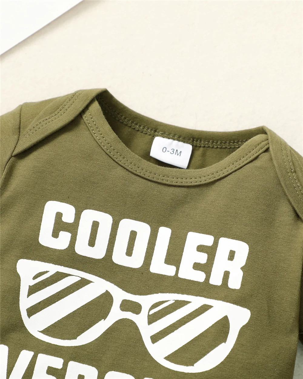 Conjunto bebé recién nacido: pelele letra y pantalón camuflaje con gorrito
