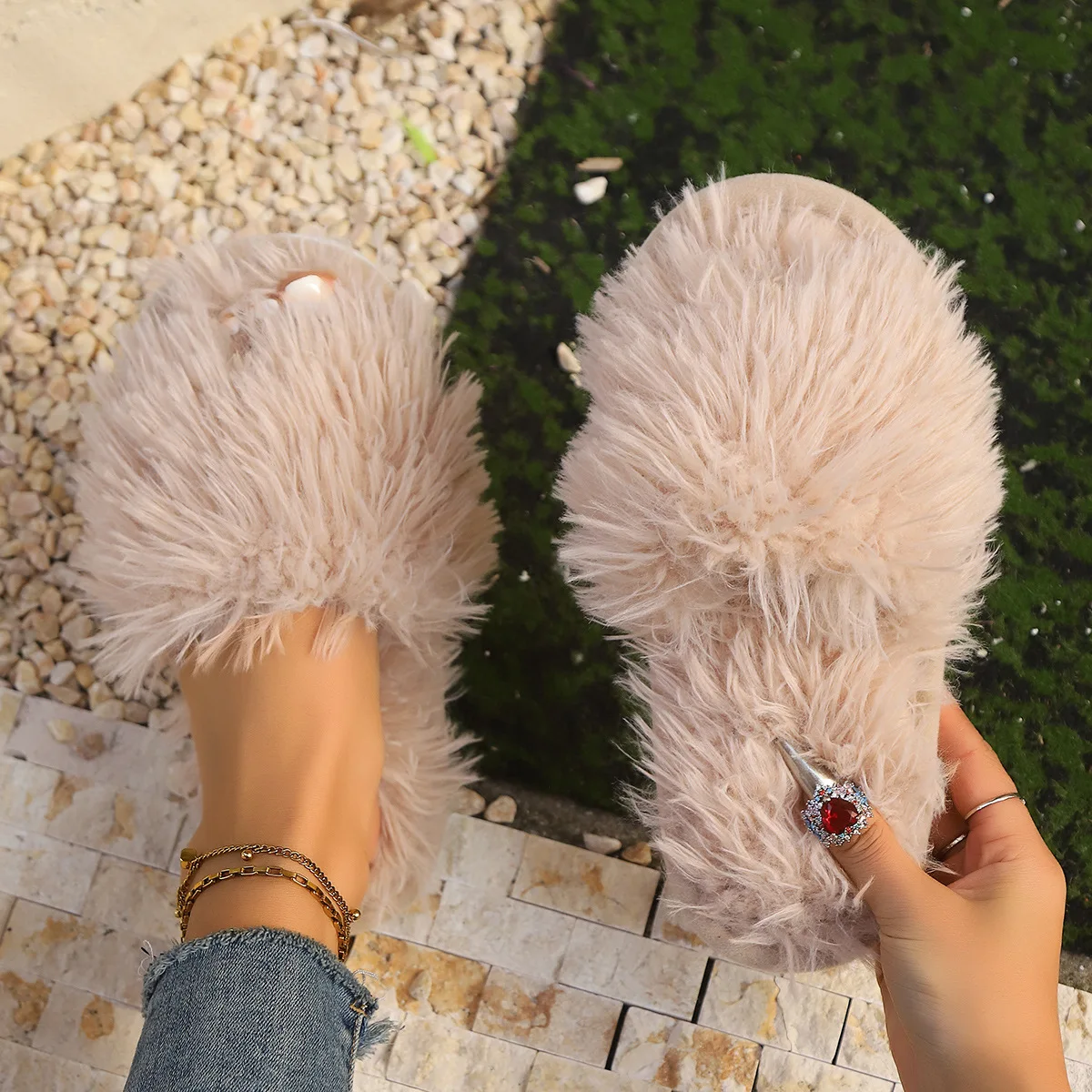 Zapatillas infantiles blancas con textura de felpa suave