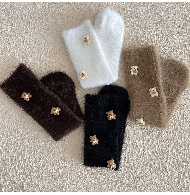 Detalle de la textura suave tipo peluche en los calcetines