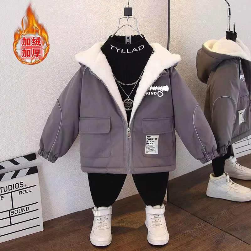 Niño usando la parka en entorno urbano