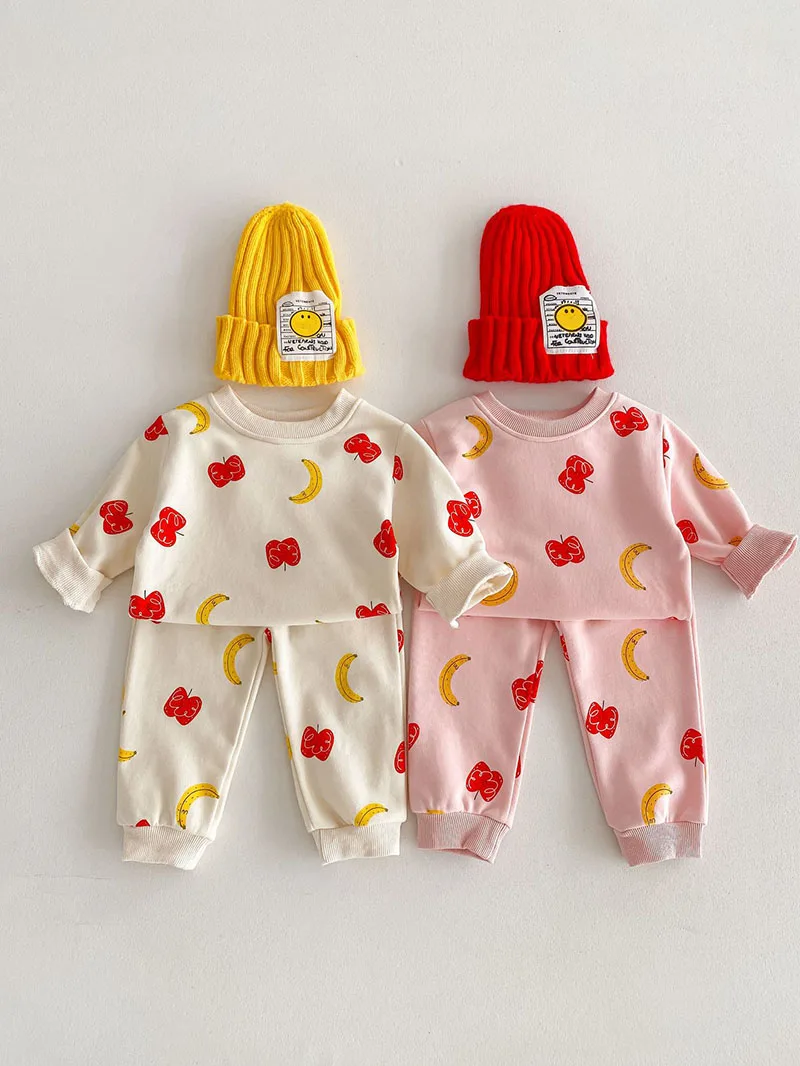 Detalle del estampado de frutas en la sudadera