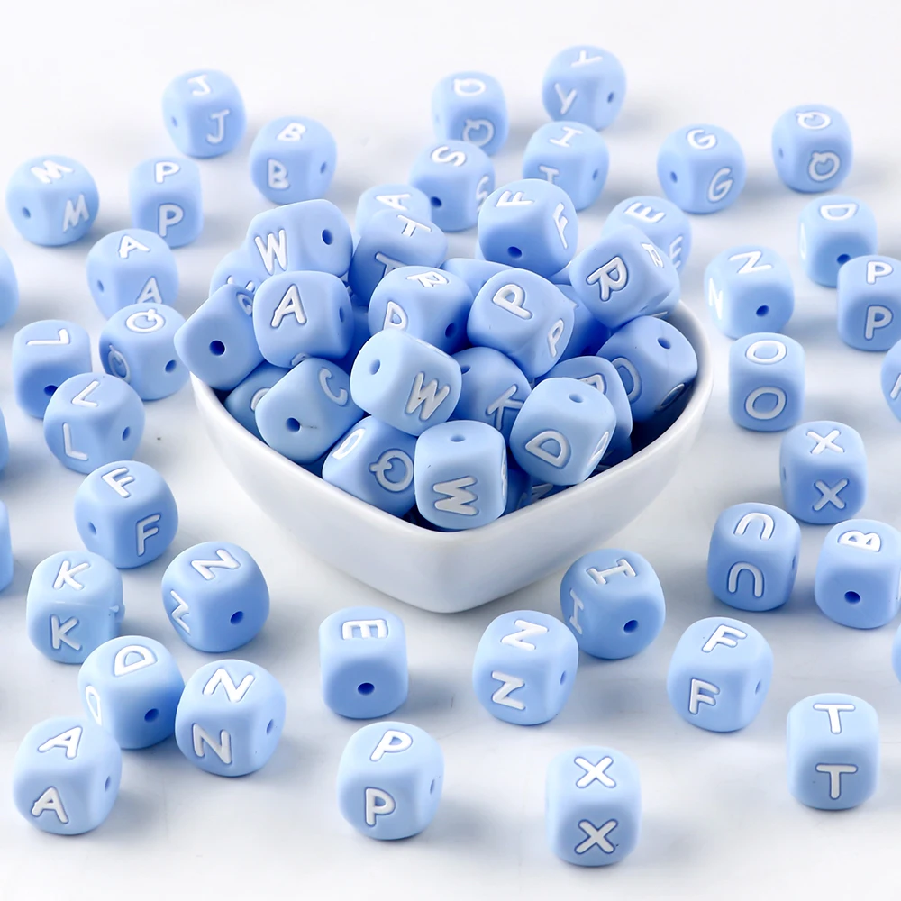 Cuentas de silicona azules con letras frente a superficie clara