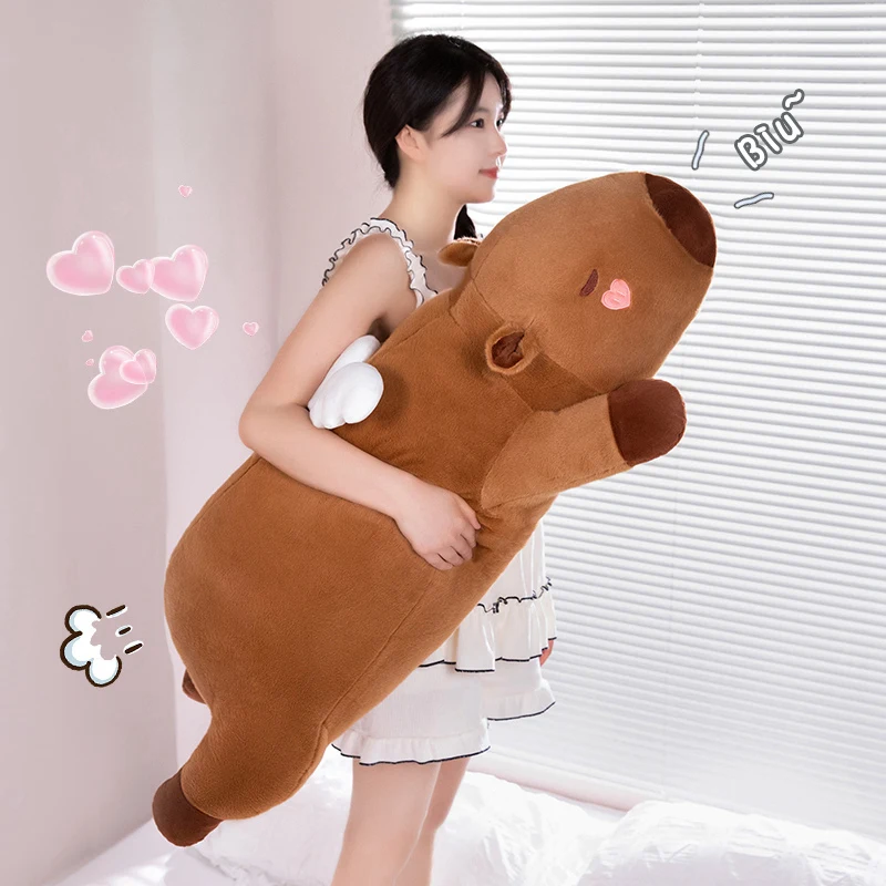 Vista del capibara de peluche en uso como almohada
