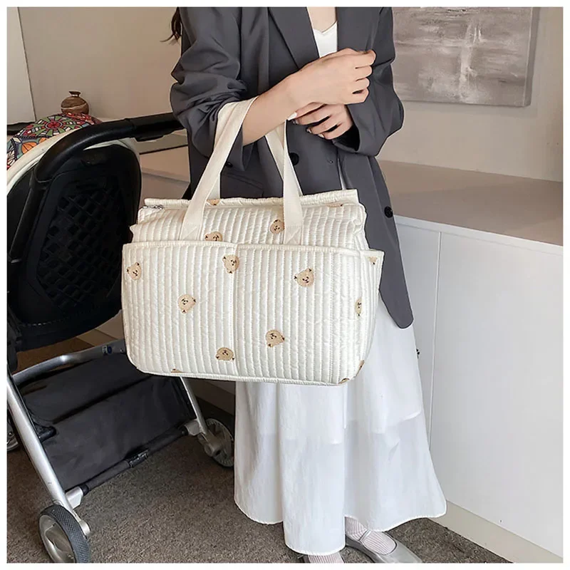 Bolsa de pañales gran capacidad para cochecito con osito bordado oliva - imagen 2