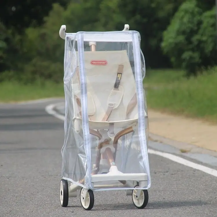 Cubierta impermeable para cochecito en uso