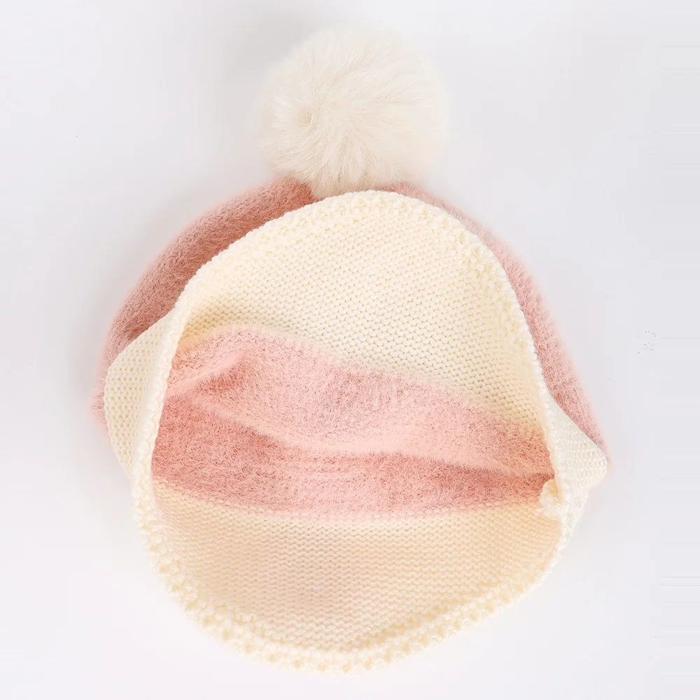 Gorro de bebé tejido cálido con orejeras y pompón floral - imagen 5