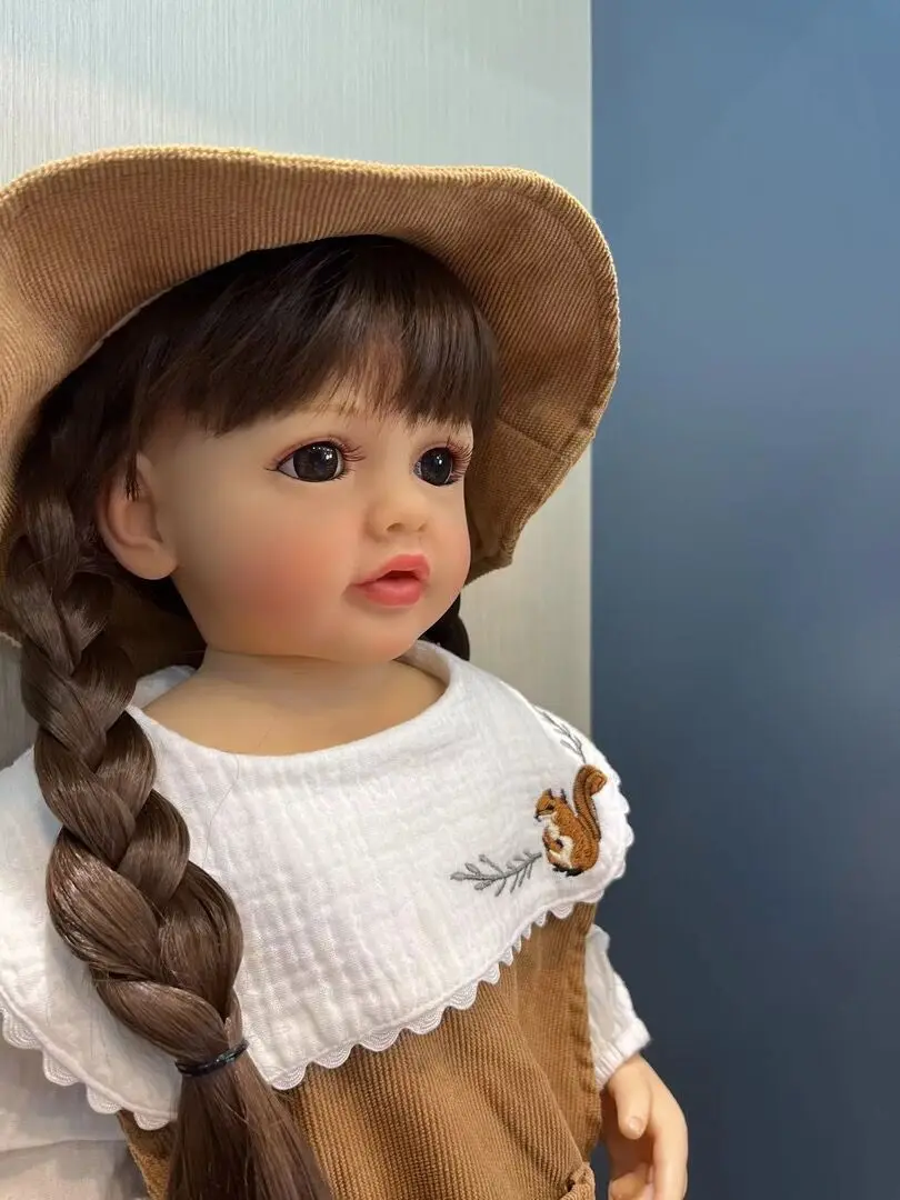 Detalle de la peluca y ropa de la muñeca Reborn