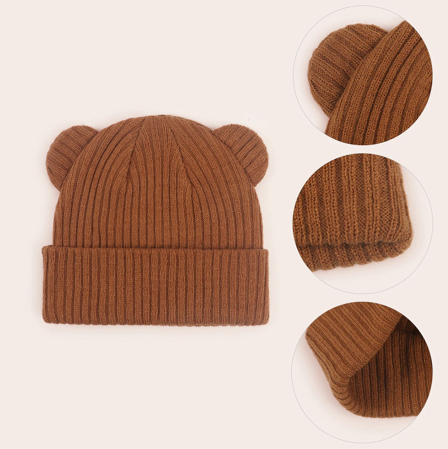 Gorro de oso puesto en un niño pequeño