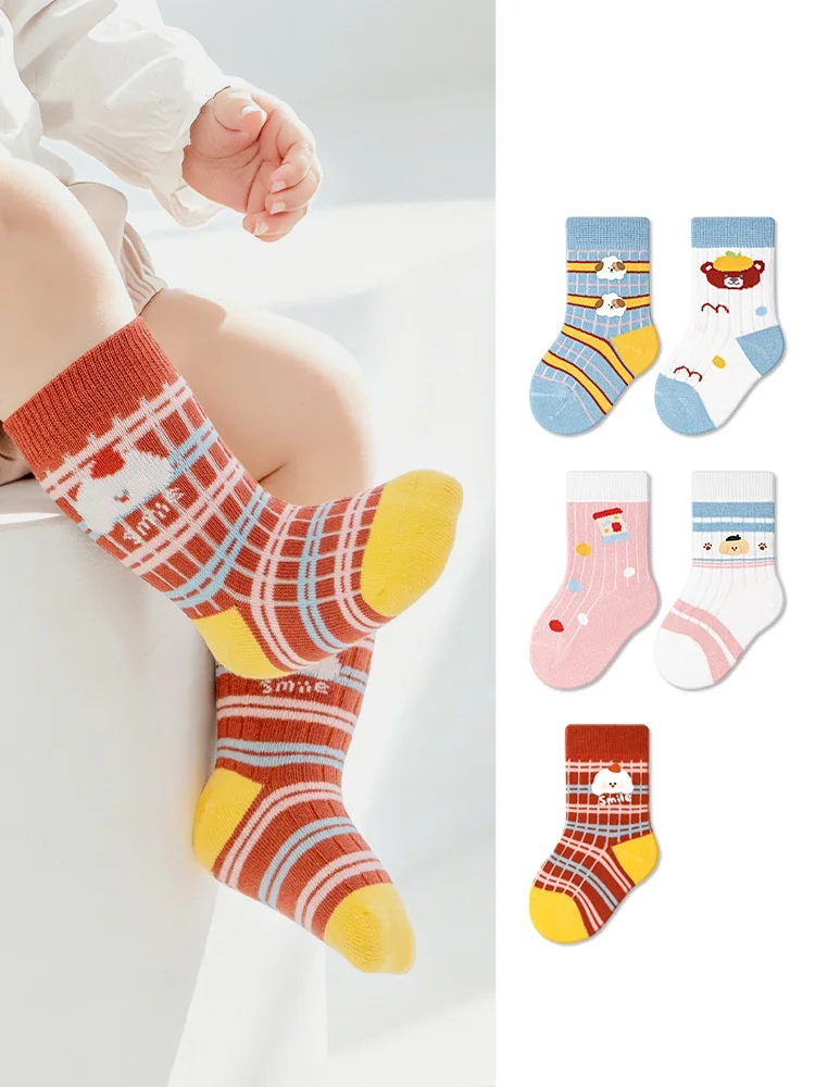 Calcetines infantiles a rayas con dibujos