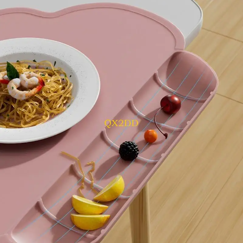 Mantel individual usado como posavasos bajo una taza