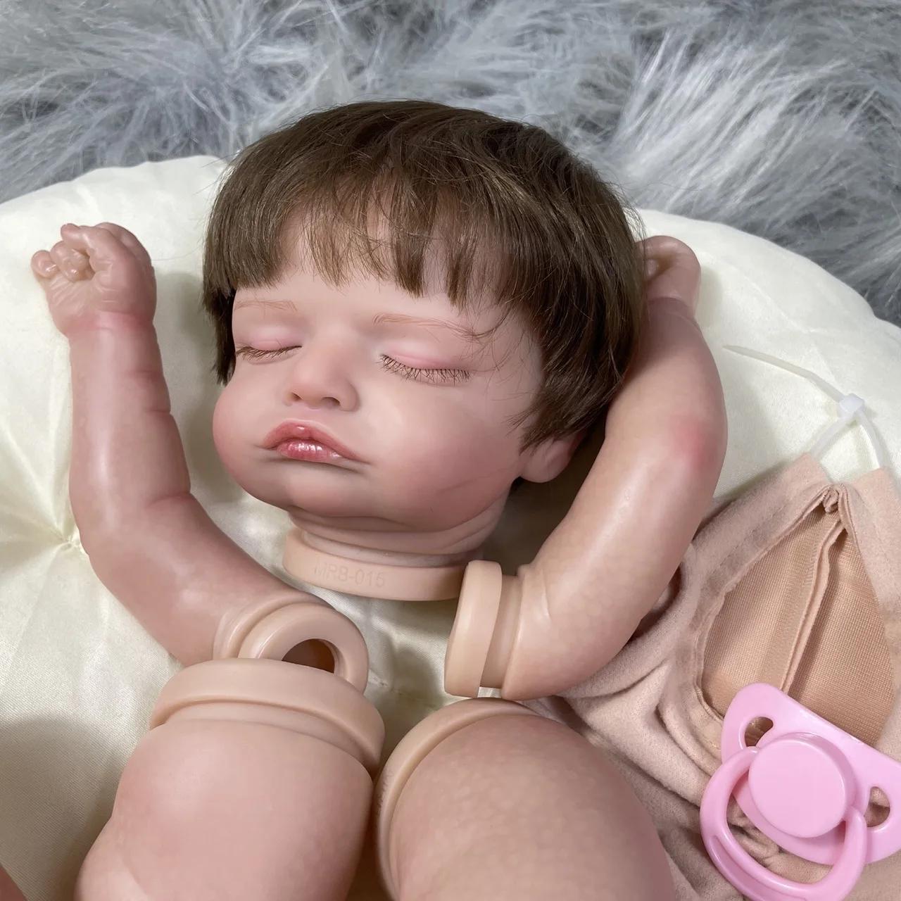 Rosalie – Muñeca realista de vinilo 48 cm con pelo enraizado - imagen 3
