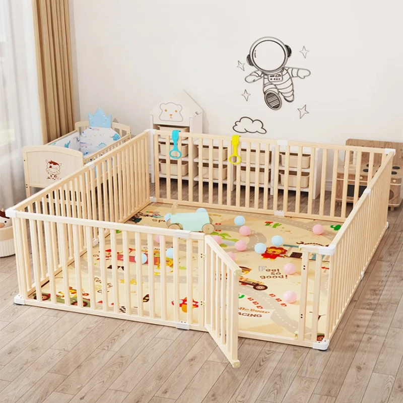 Parque infantil con valla y estera – Zona segura para niños pequeños