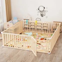 Parque infantil con valla y estera – Zona segura para niños pequeños