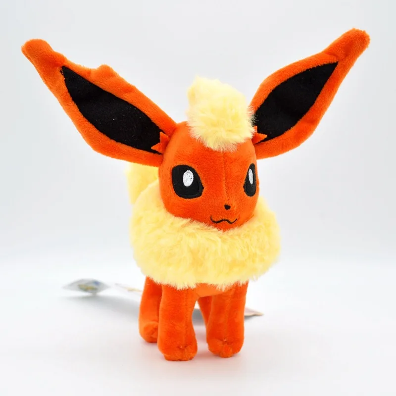 Detalle de los peluches Sylveon, Umbreon y Vaporeon