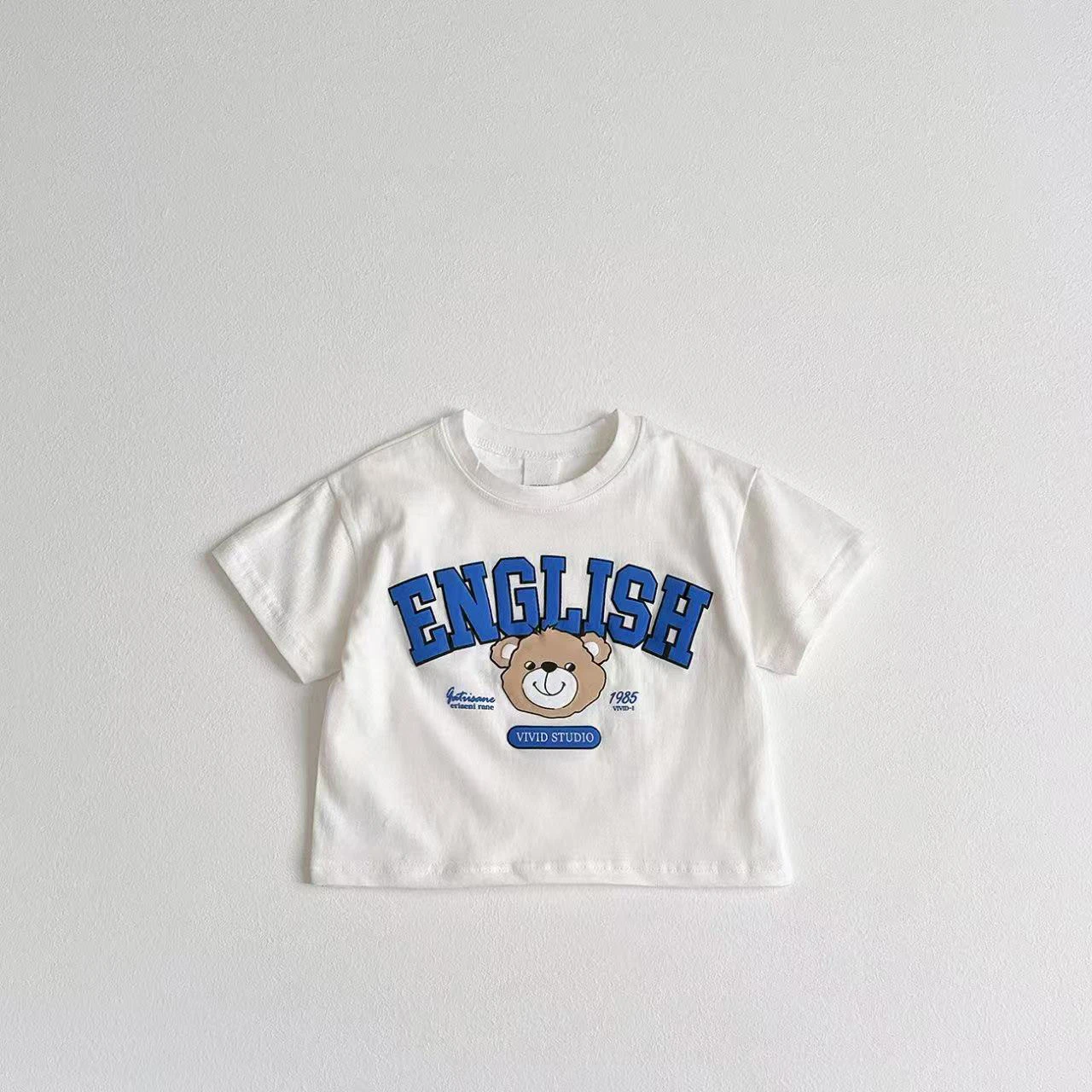 Detalle de la camiseta estampada para niños