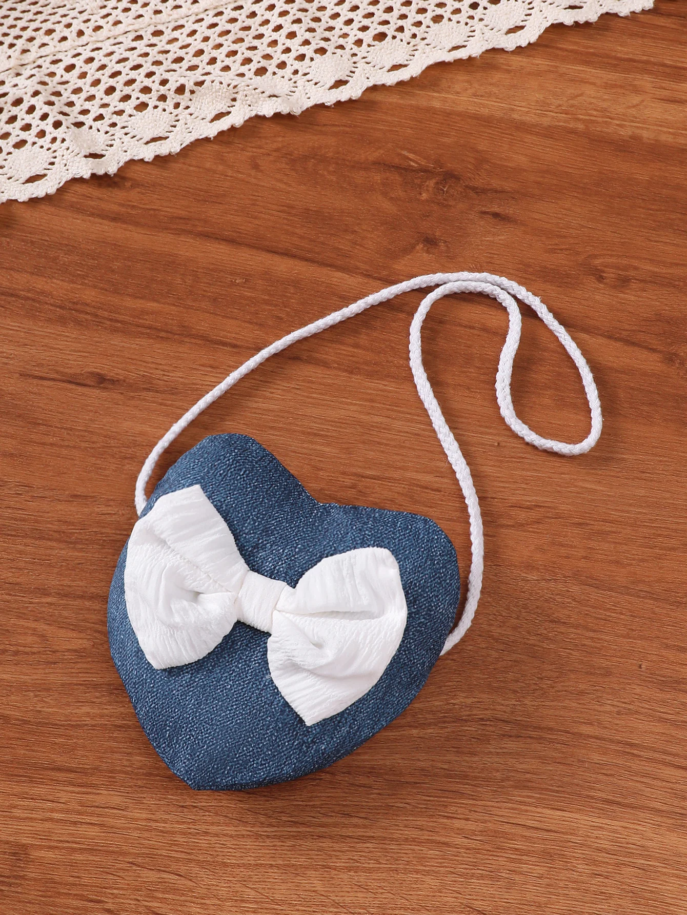 Conjunto niña encaje blanco con pantalón corto vaquero y bolso - imagen 3