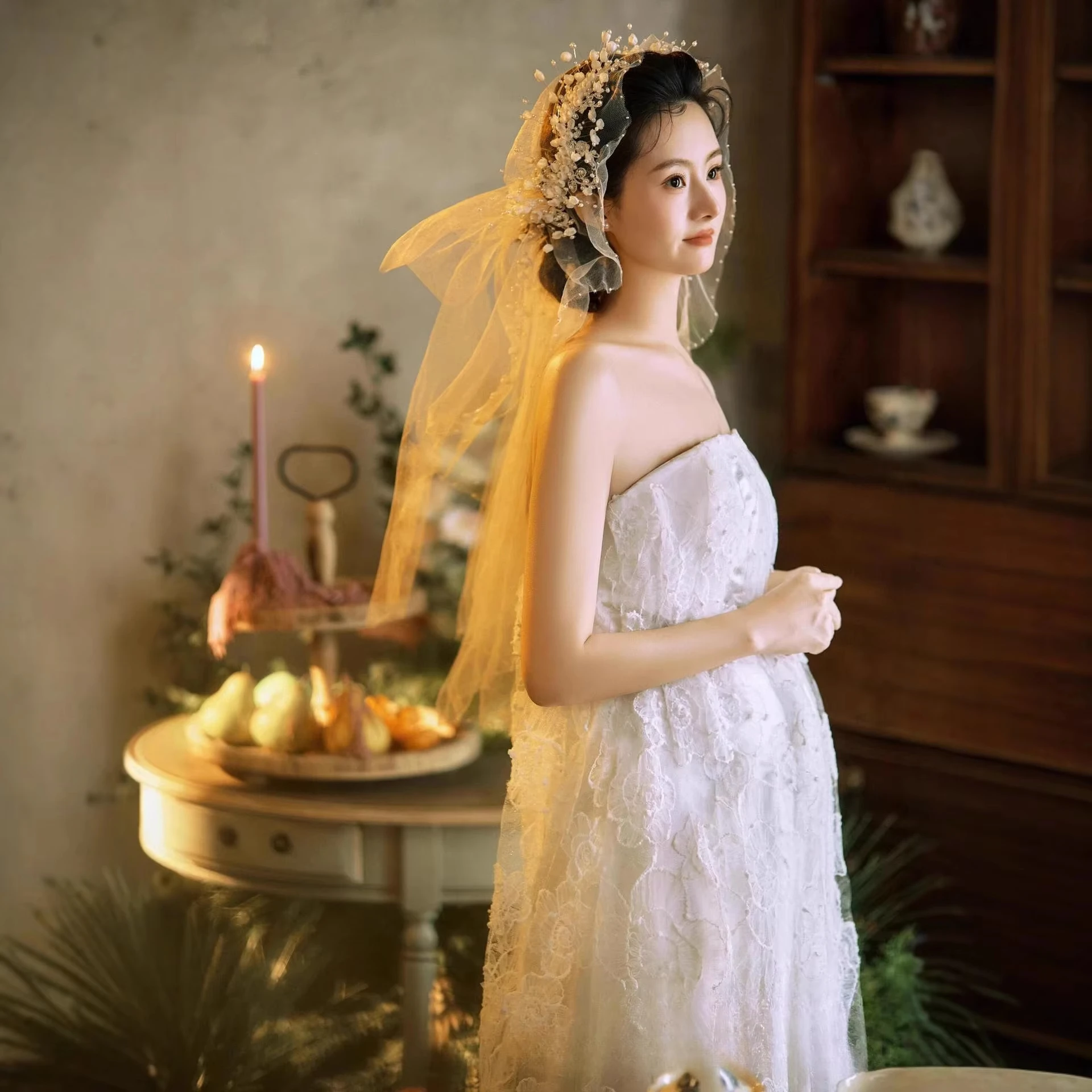 Vestido premamá blanco de encaje ideal para sesión fotográfica