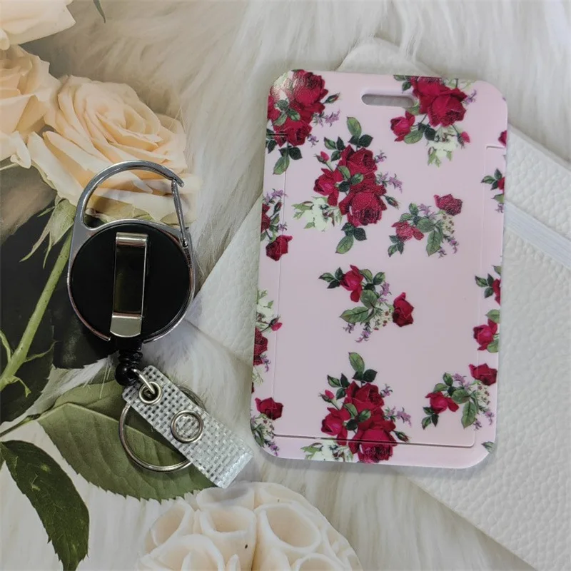 Tarjetero con diseño floral cerrado