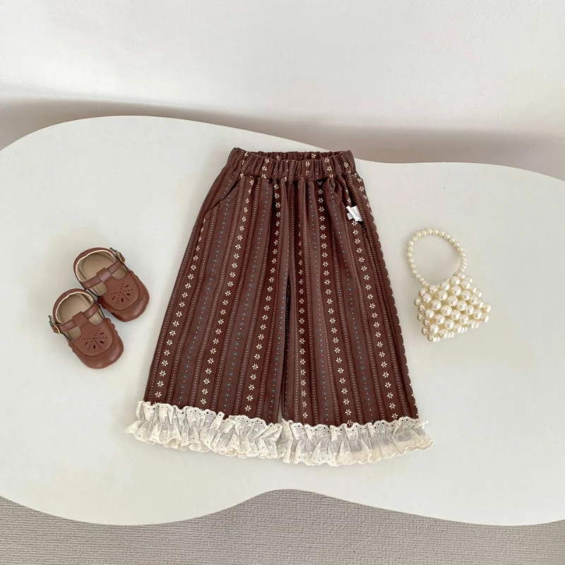 Pantalones rectos de niña entretiempo con encaje y estampado mate