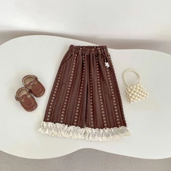 Pantalones rectos de niña entretiempo con encaje y estampado mate