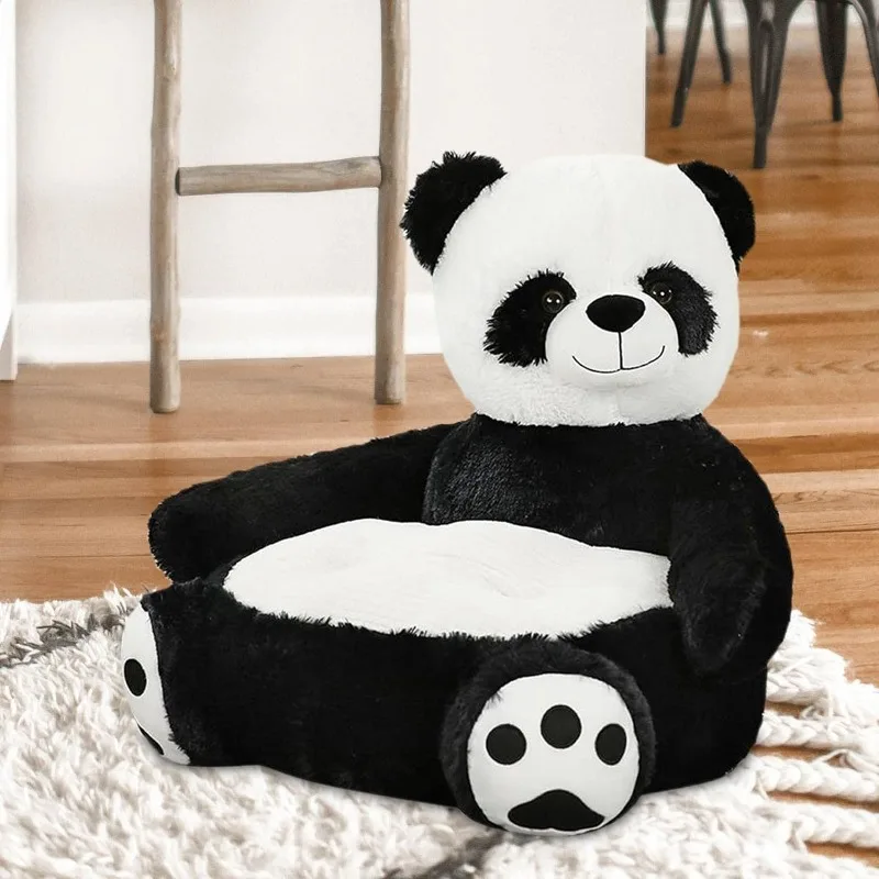 Silla usada como cama para gato de peluche