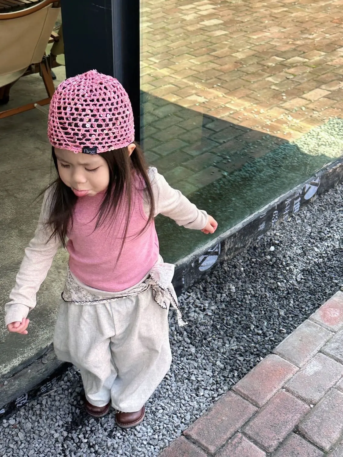 Niña usando el gorro de punto brillante