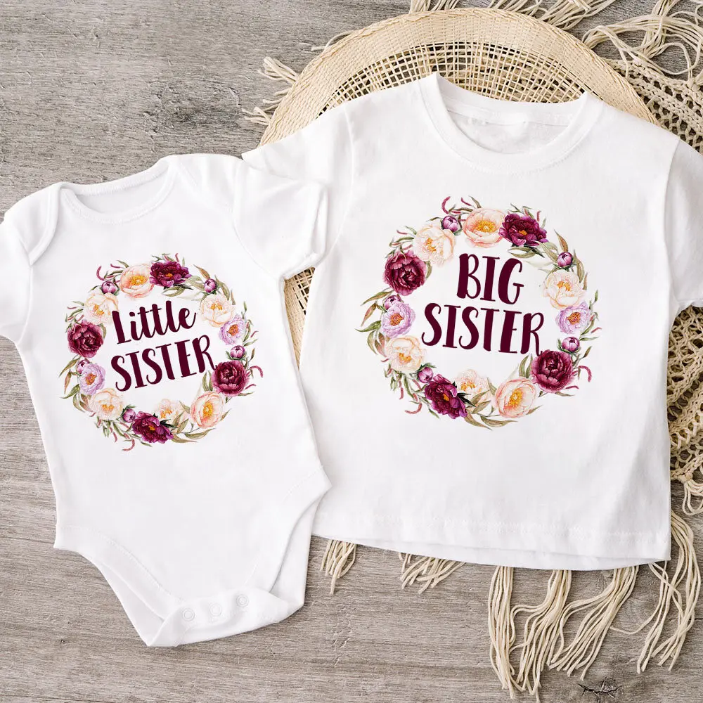 Detalle del estampado floral en body para bebé