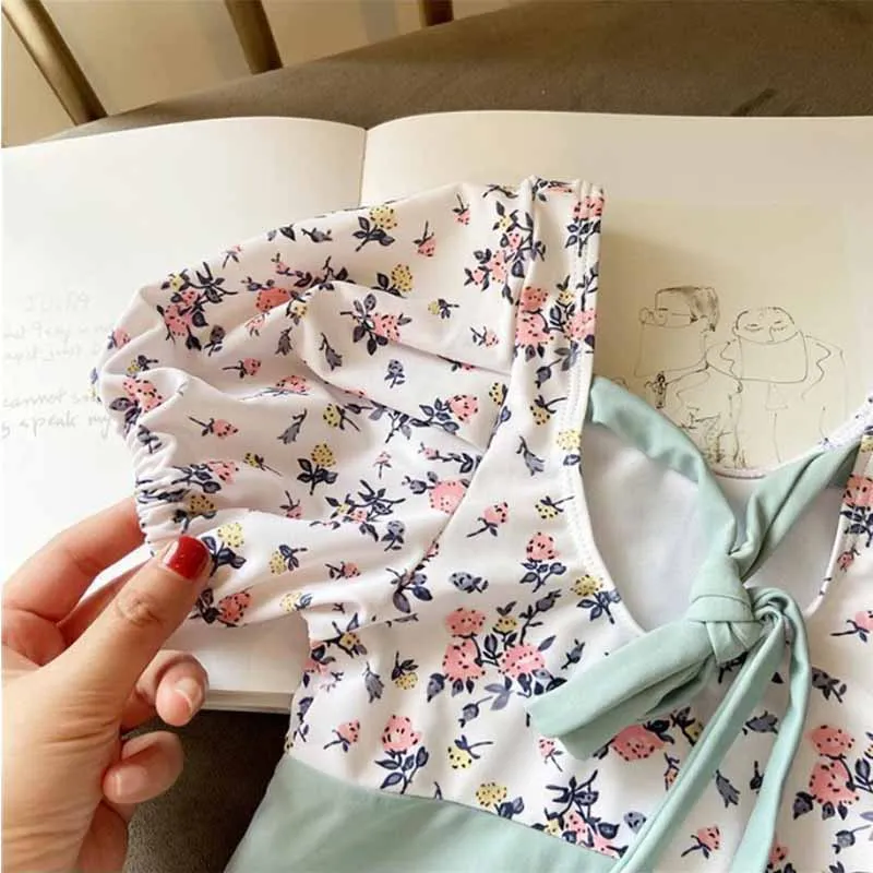 Bañador una pieza floral con lazo para niña - imagen 3