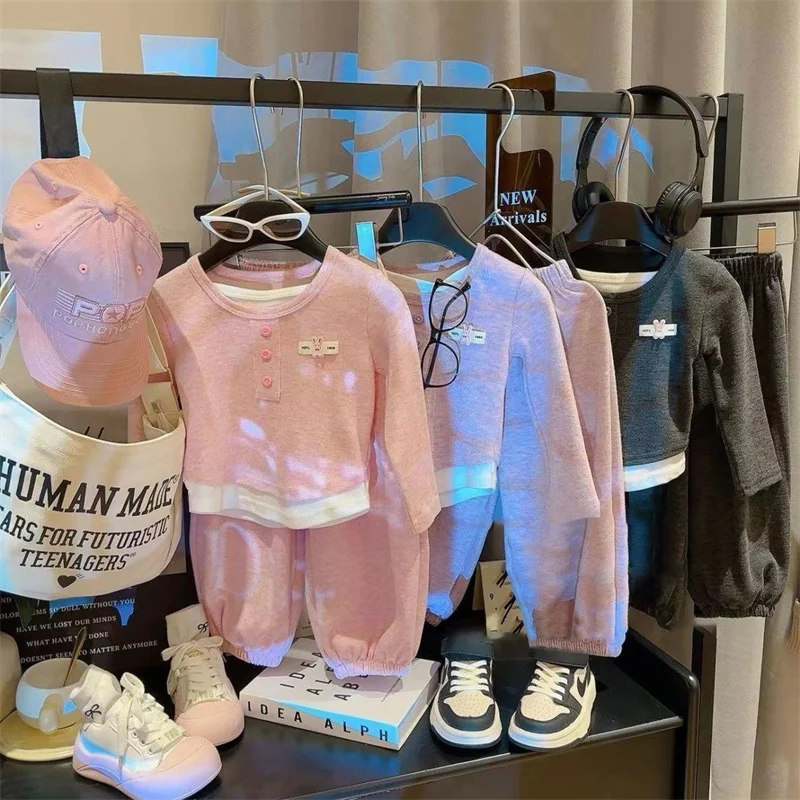 Detalle de la blusa con patrón infantil