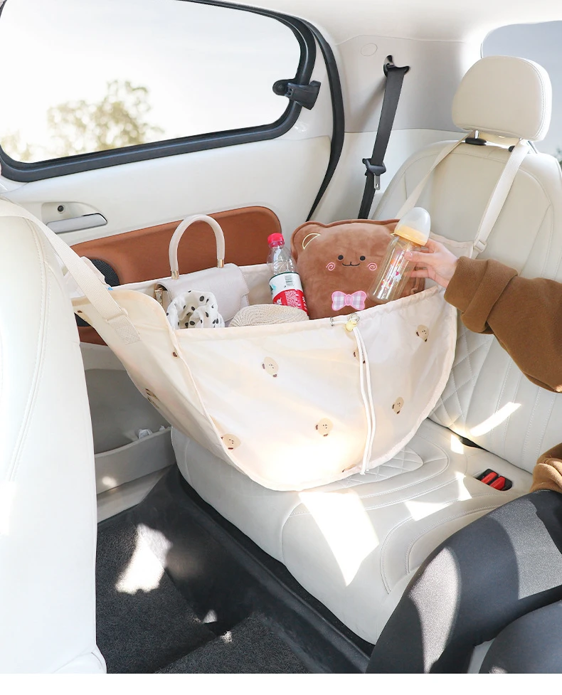 Interior de la bolsa con compartimentos visibles para biberones, pañales y accesorios