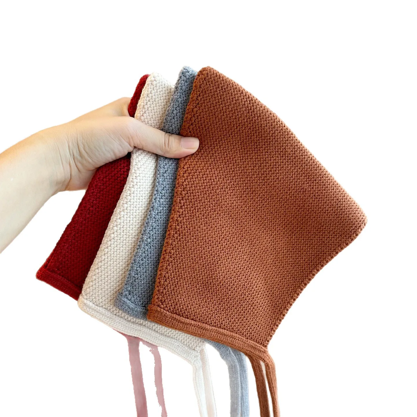 Gorro puesto a un bebé sonriendo