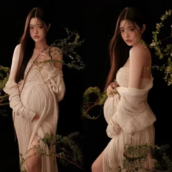 Vestido de embarazo blanco con cinturón y escote en V de estudio