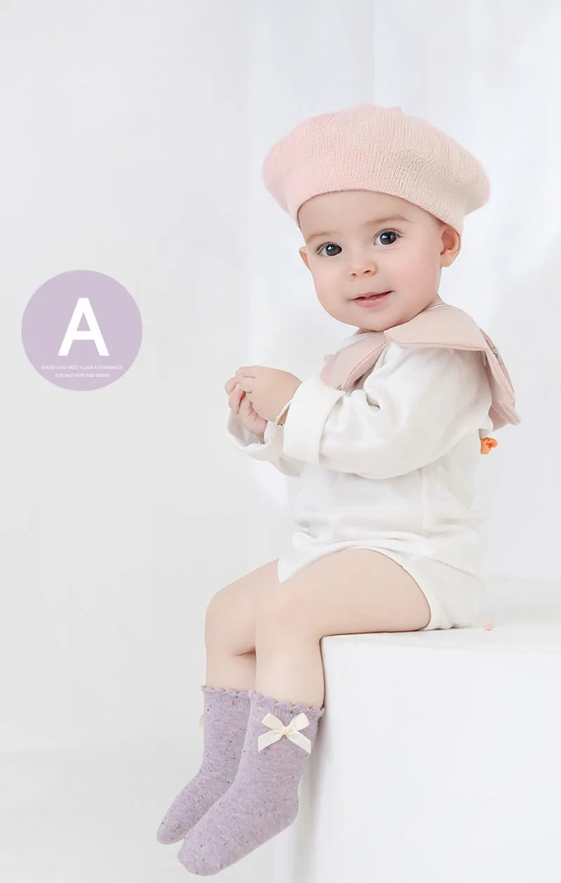 Vista de conjunto de calcetines con estética infantil