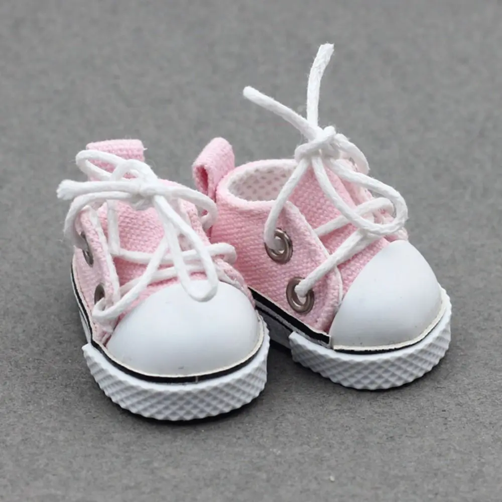Comparativa de los zapatos sobre la muñeca