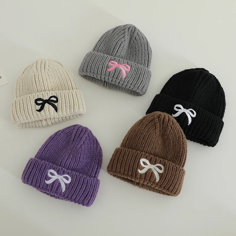 Gorro de invierno tejido con lazo bordado y orejeras para bebé - imagen 3