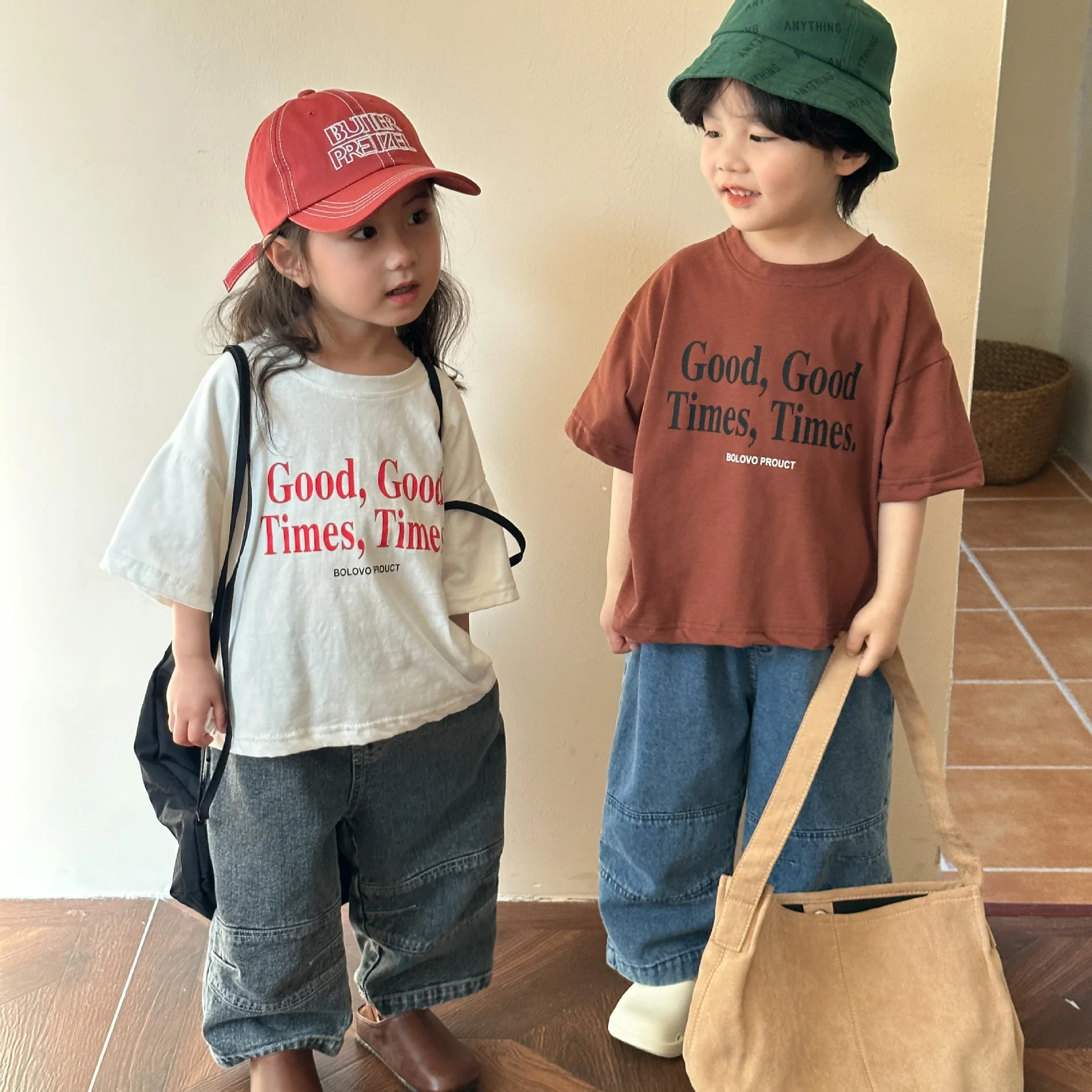 Camiseta holgada con estampado de letras para niña y niño en tono gris claro