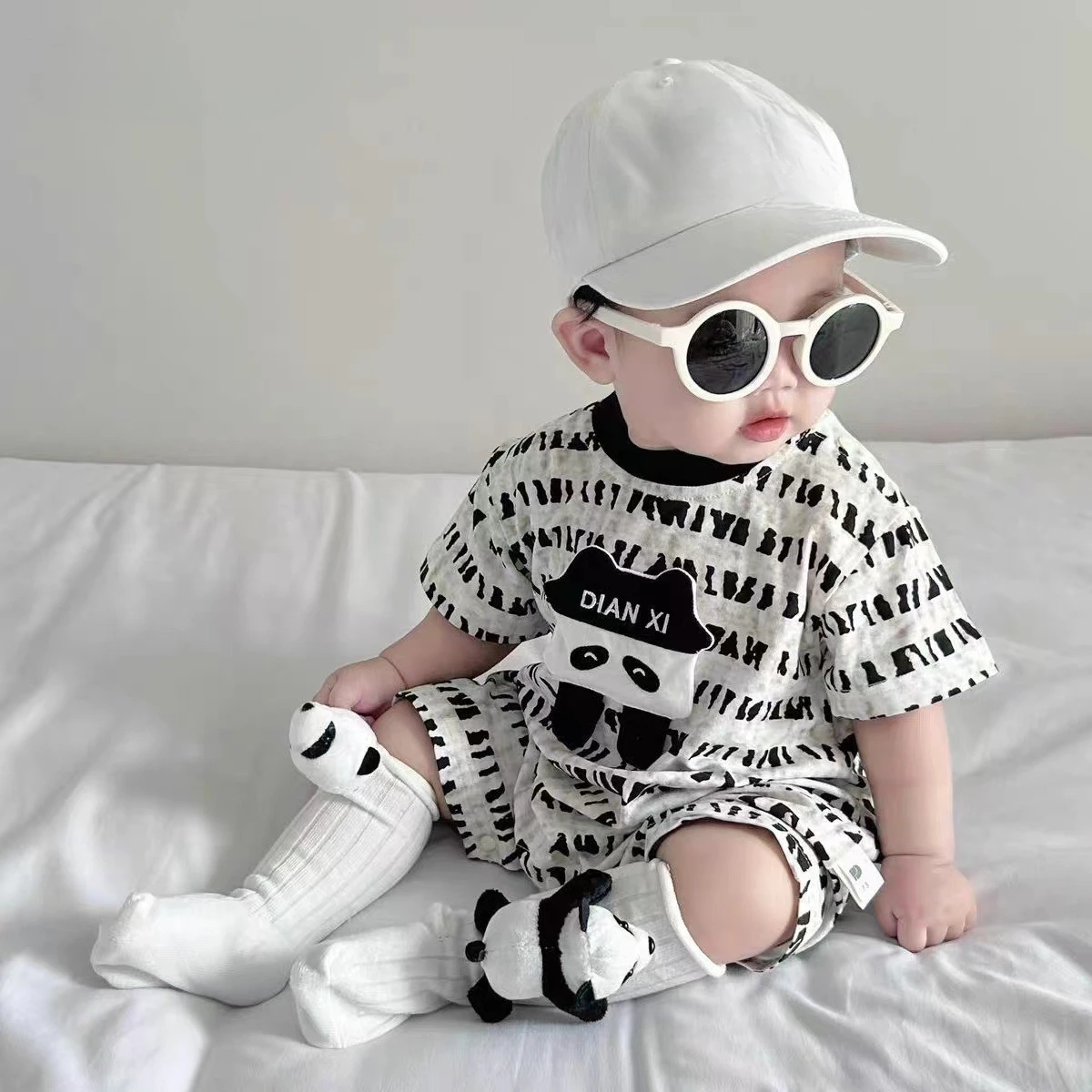 Detalle del estampado de letras en el mono infantil